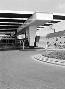 150031 Gezicht op de ingang van het N.S.-station Almelo te Almelo.